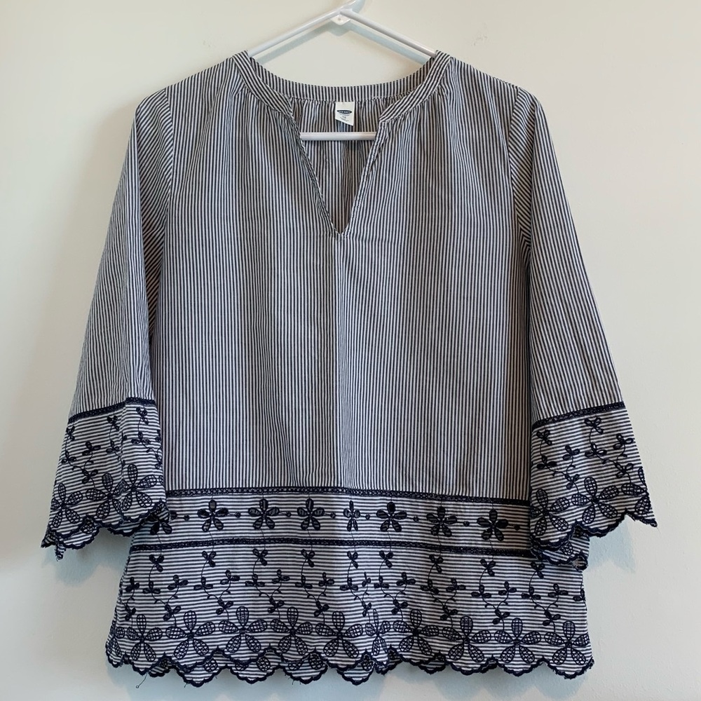 Old Navy Strip Navy & White Blouse.Flowered Embroidery, Scalloped Edges XSmall